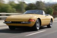 1971 फेरारी 365 GTS/4 डेटोना के पहिये के पीछे जे लेनो