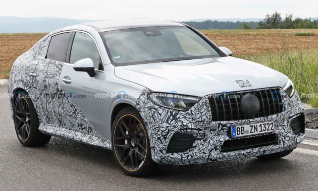 2024 Mercedes GLC 43 Coupe espiado tomando un ángulo cercano de la sede de AMG