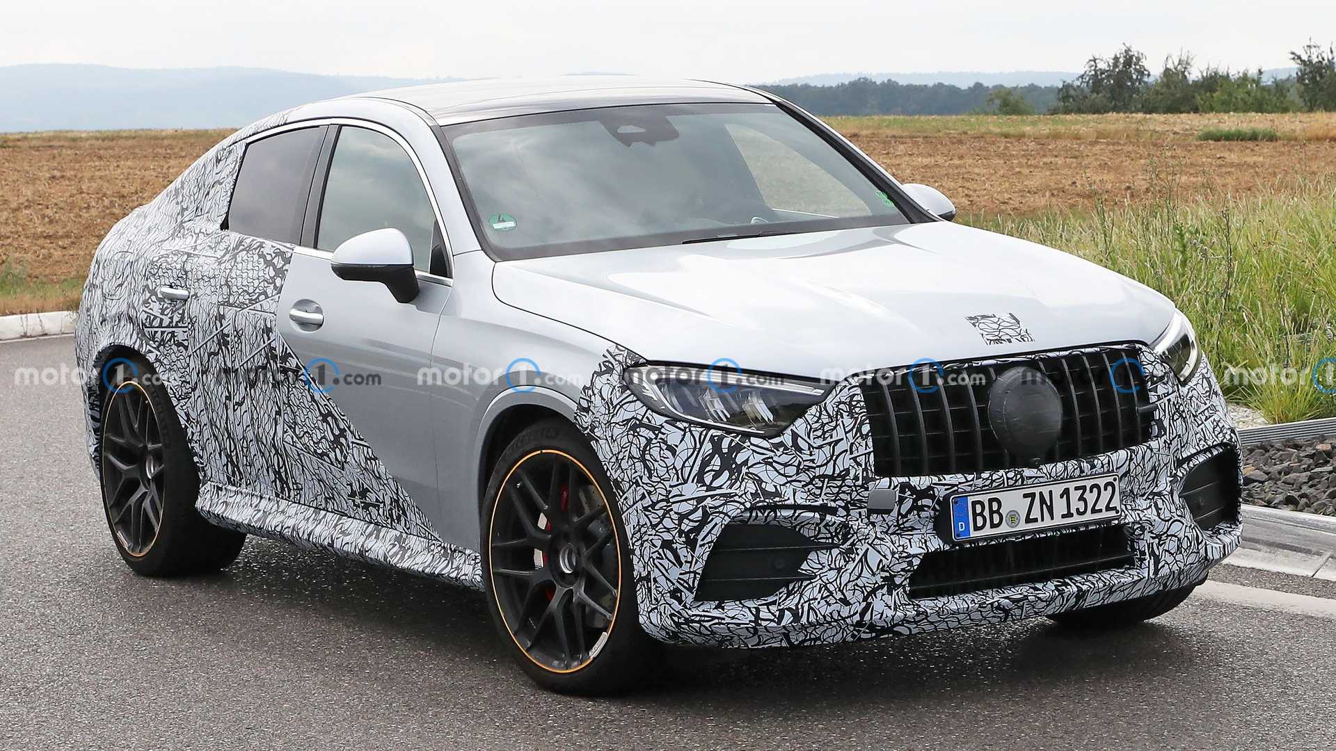 2024 Mercedes GLC 43 Coupe espiado tomando un ángulo cercano de la sede de AMG