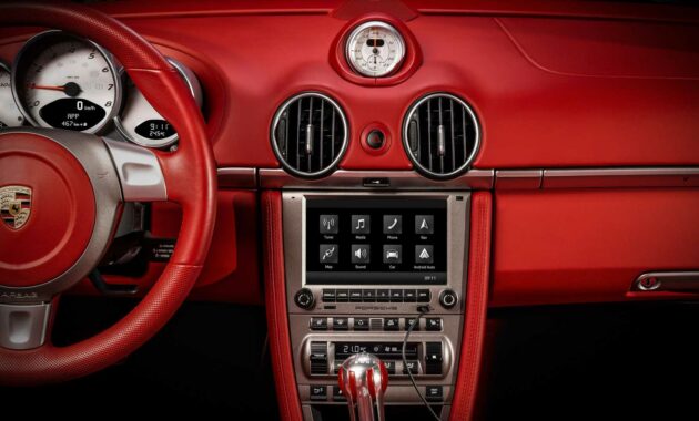 Antiguo Porsche Boxster, 911, Cayenne modernizado con nuevo infoentretenimiento