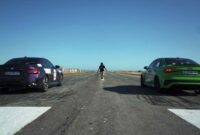 BMW M240i xDrive Drag Races Audi RS3 en enfrentamiento con tracción total