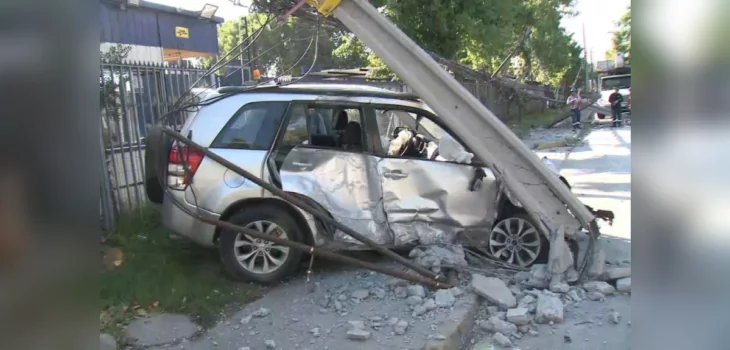Chile – Drunk driver collided with three posts and then was a victim of robbery in Conchalí