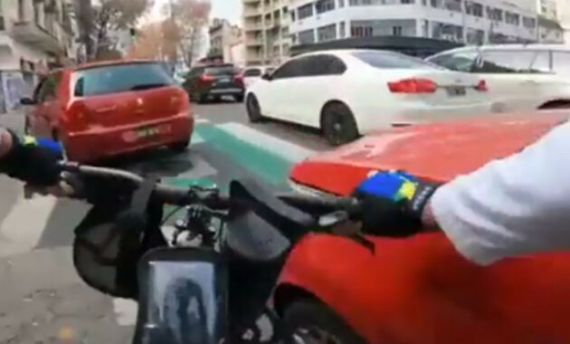 Cyclist deliberately crashes into cars that do not respect the bike path (+VIDEO)