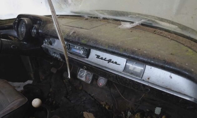 El Chevy Bel Air de 1957 recibe un lavado interior muy necesario antes de la restauración