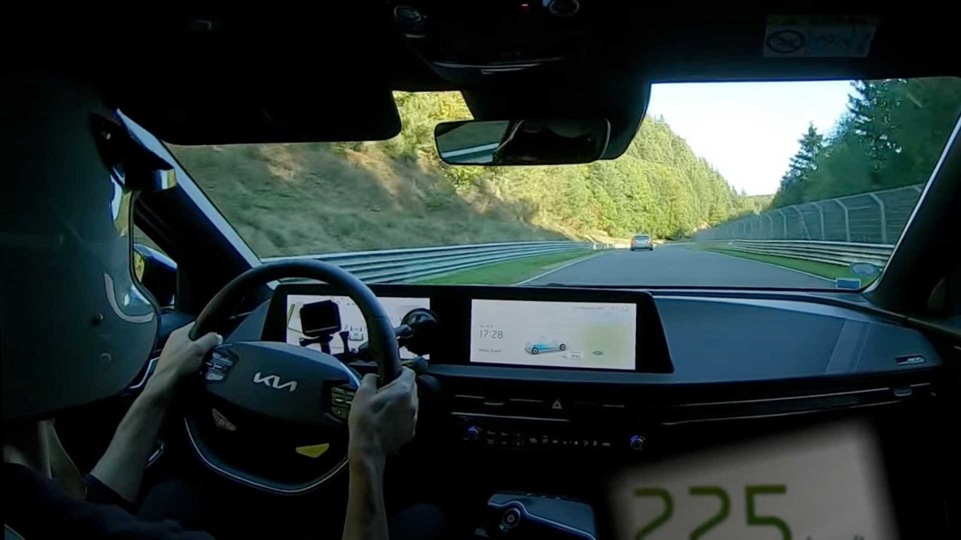 El Kia EV6 GT prende fuego silenciosamente en Nurburgring en un video de vuelta rápida a bordo