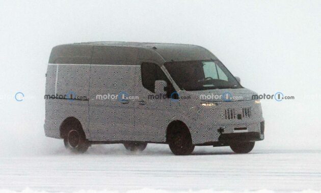El Renault Master de próxima generación espiando por primera vez con camuflaje de cuerpo completo