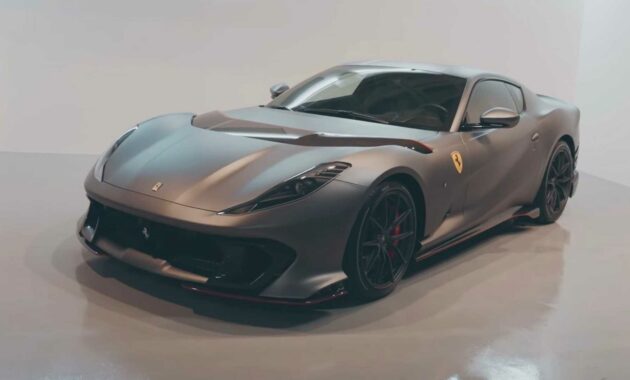 El piloto de F1 Carlos Sainz recibe un Custom 812 Competizione