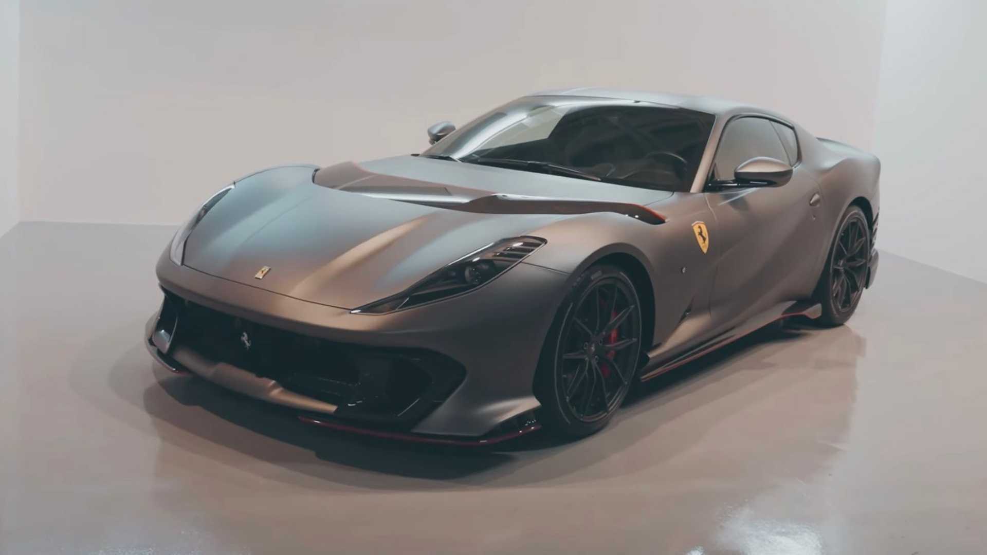 El piloto de F1 Carlos Sainz recibe un Custom 812 Competizione