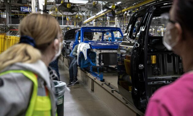 Ford Offers Bronco Buyers $2,500 To Change High Demand Package Orders