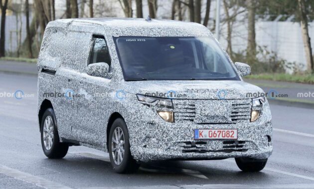 Ford Transit Courier espiado por primera vez con un cuerpo de producción