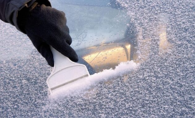 How to remove ice from the windshield quickly and without complications