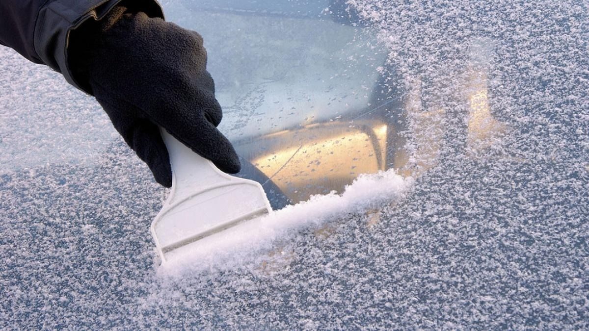 How to remove ice from the windshield quickly and without complications