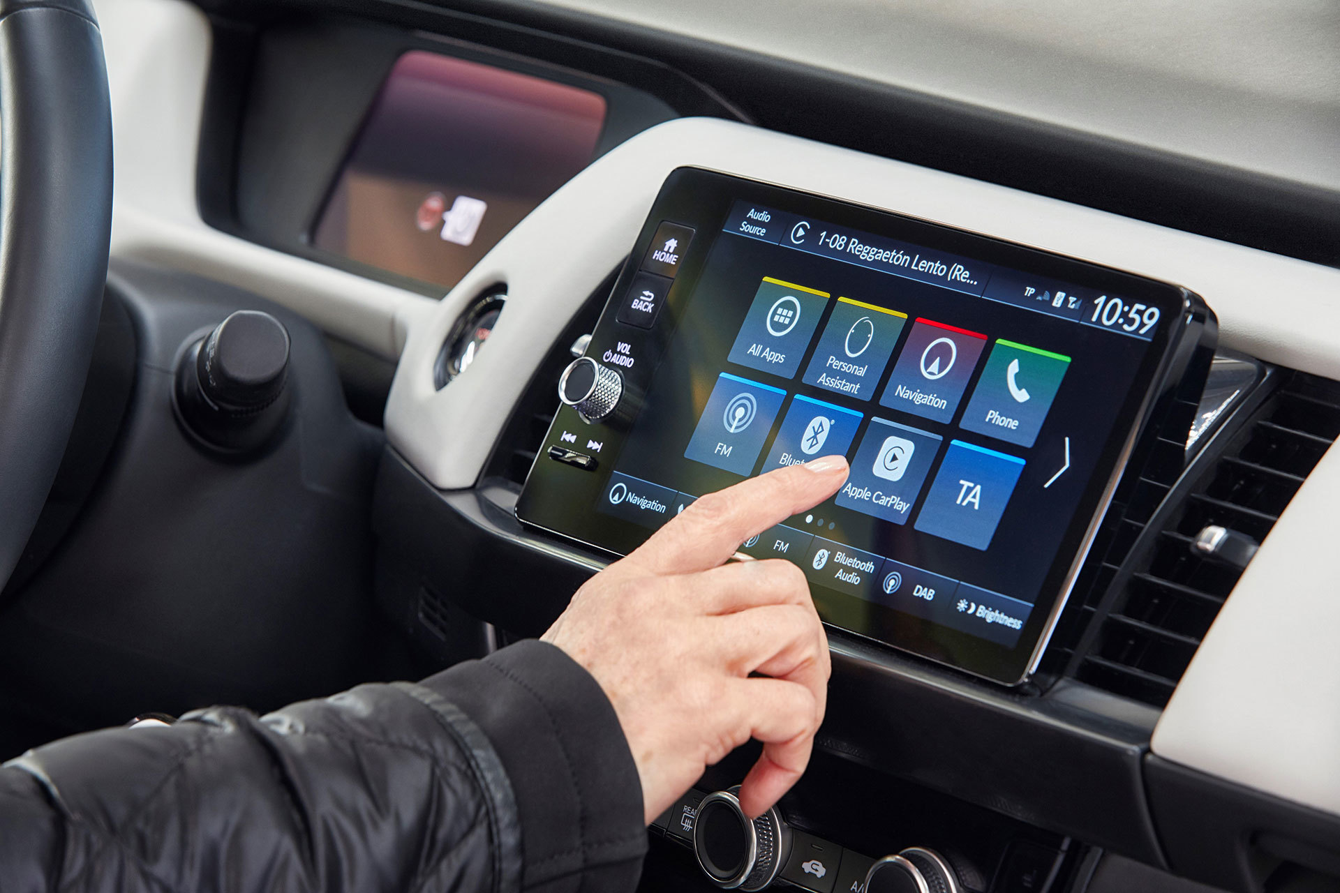 It costs the same as in 2021 and is the most unknown hybrid alternative to the Toyota Yaris