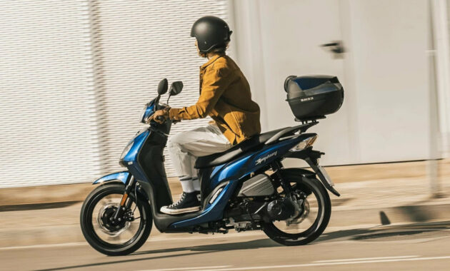 It is the strongest rival of the Honda PCX 125, cheaper and is reduced €600