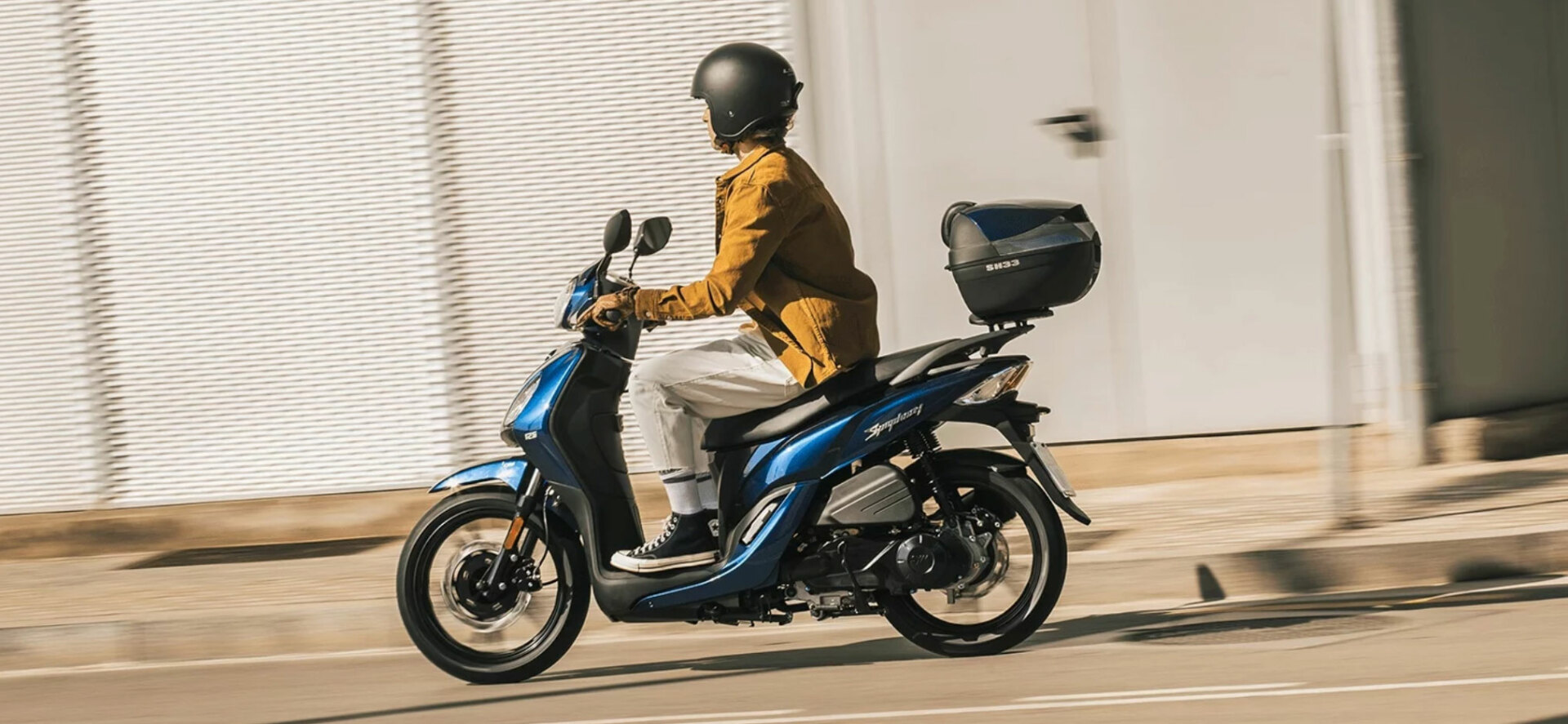 It is the strongest rival of the Honda PCX 125, cheaper and is reduced €600