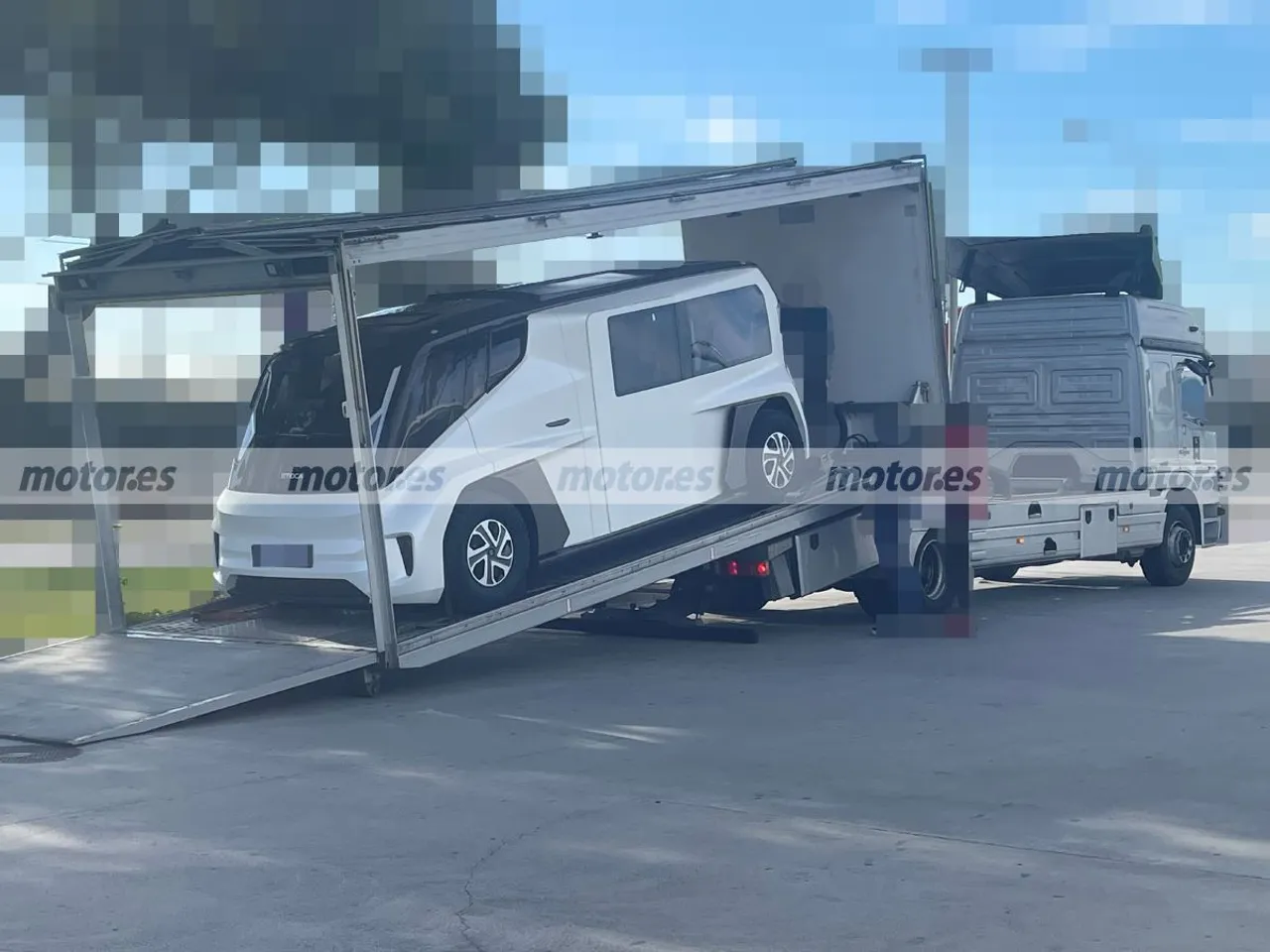 Italian Robotaxi ETIOCA Miner Captured Uncamouflaged in Spy Footage