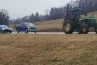 La persecución del tractor captada en video es una extraña persecución a baja velocidad