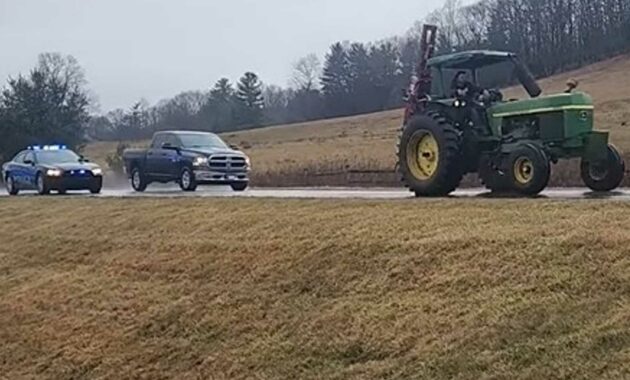La persecución del tractor captada en video es una extraña persecución a baja velocidad