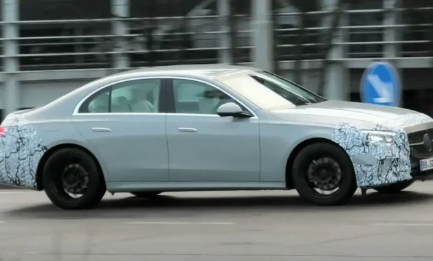 Latest-generation Mercedes-Benz E-Class spied on the move in daylight