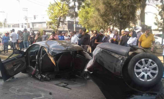 MX: Car splits in two after brutal accident in Neza, Edomex