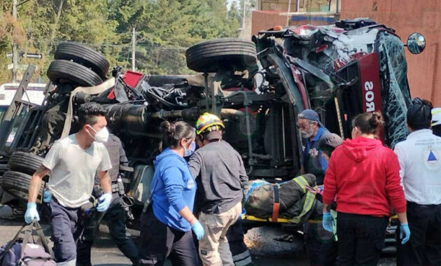 MX: Fire truck overturns leaving 3 injured in Magdalena Contreras