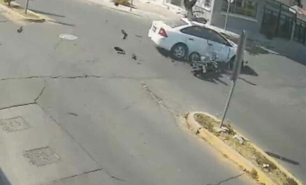 MX: Motorcyclist without a helmet crashes into a car Ecatepec (+VIDEO)