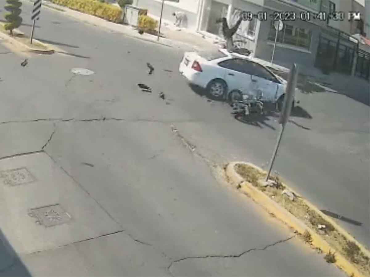 MX: Motorcyclist without a helmet crashes into a car Ecatepec (+VIDEO)