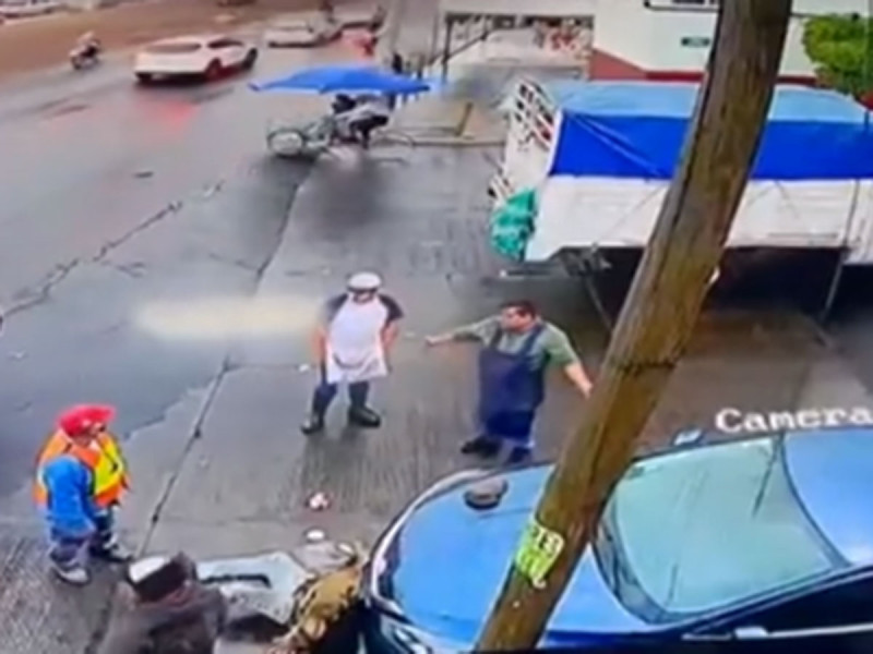 MX: Truck driver runs over an old man and gets off to claim him in EDOMEX (+VIDEO)