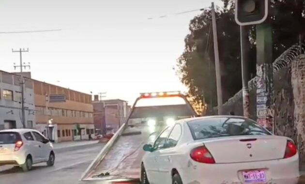 MX: Woman dies hit by her own car when getting out to inspect a failure in Naucalpan