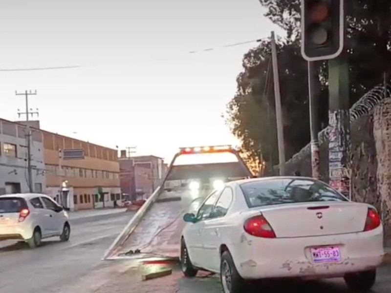 MX: Woman dies hit by her own car when getting out to inspect a failure in Naucalpan