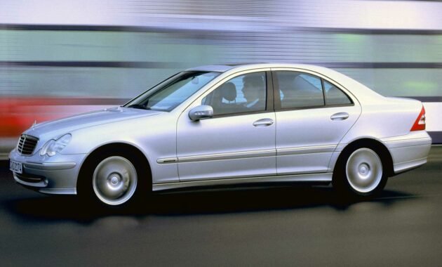 Mercedes-Benz retira 123K vehículos porque se puede quitar el techo corredizo