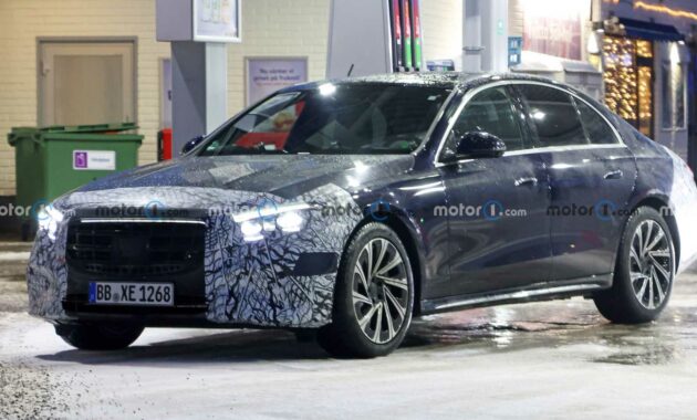 Mercedes Clase E 2024 muestra barra de luces en nuevas fotos espía
