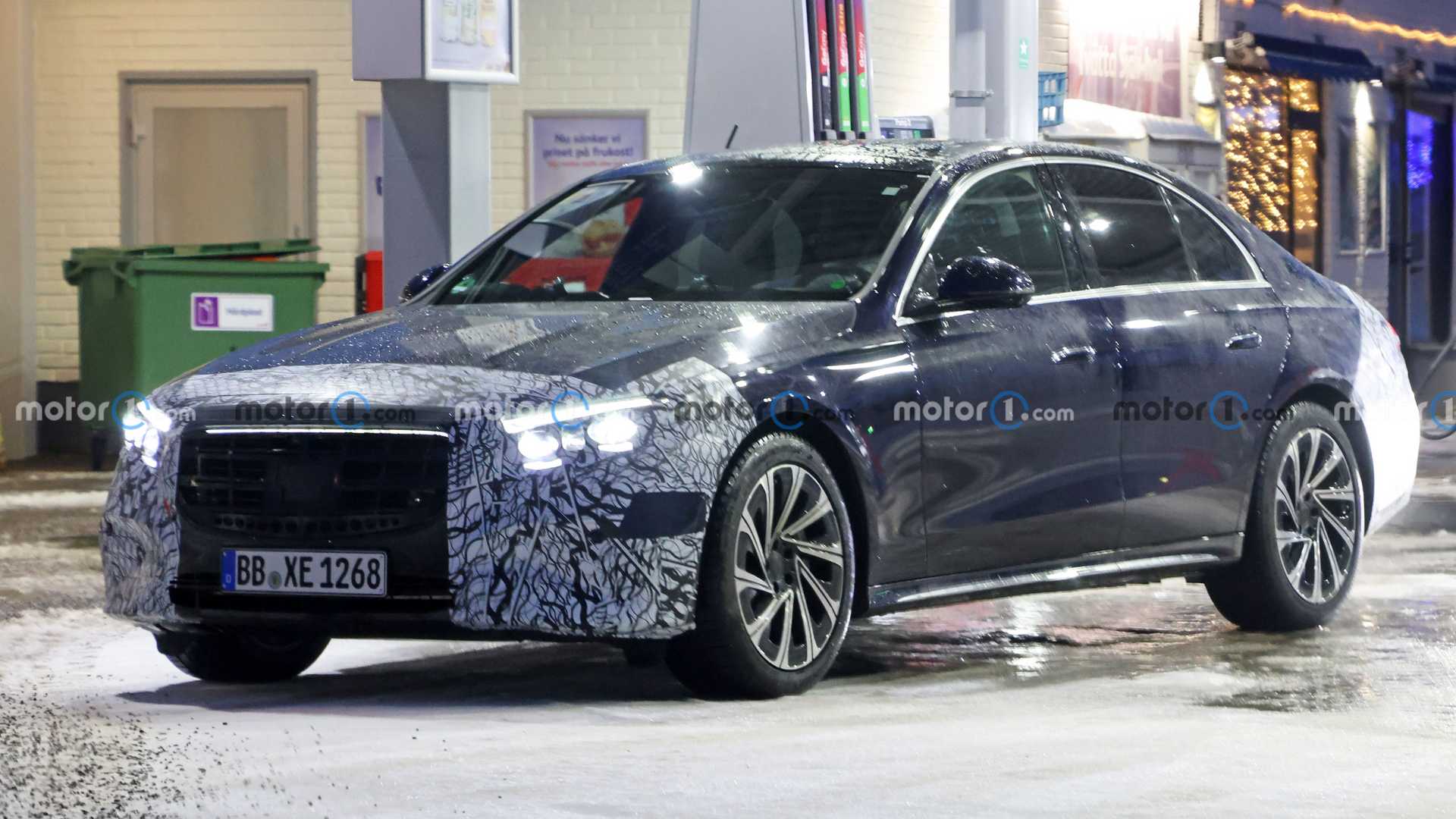 Mercedes Clase E 2024 muestra barra de luces en nuevas fotos espía