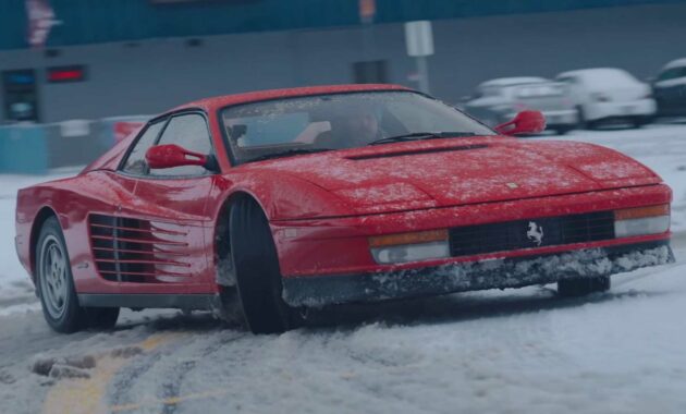 Mira un Ferrari Testarossa deslizarse sobre una carretera nevada