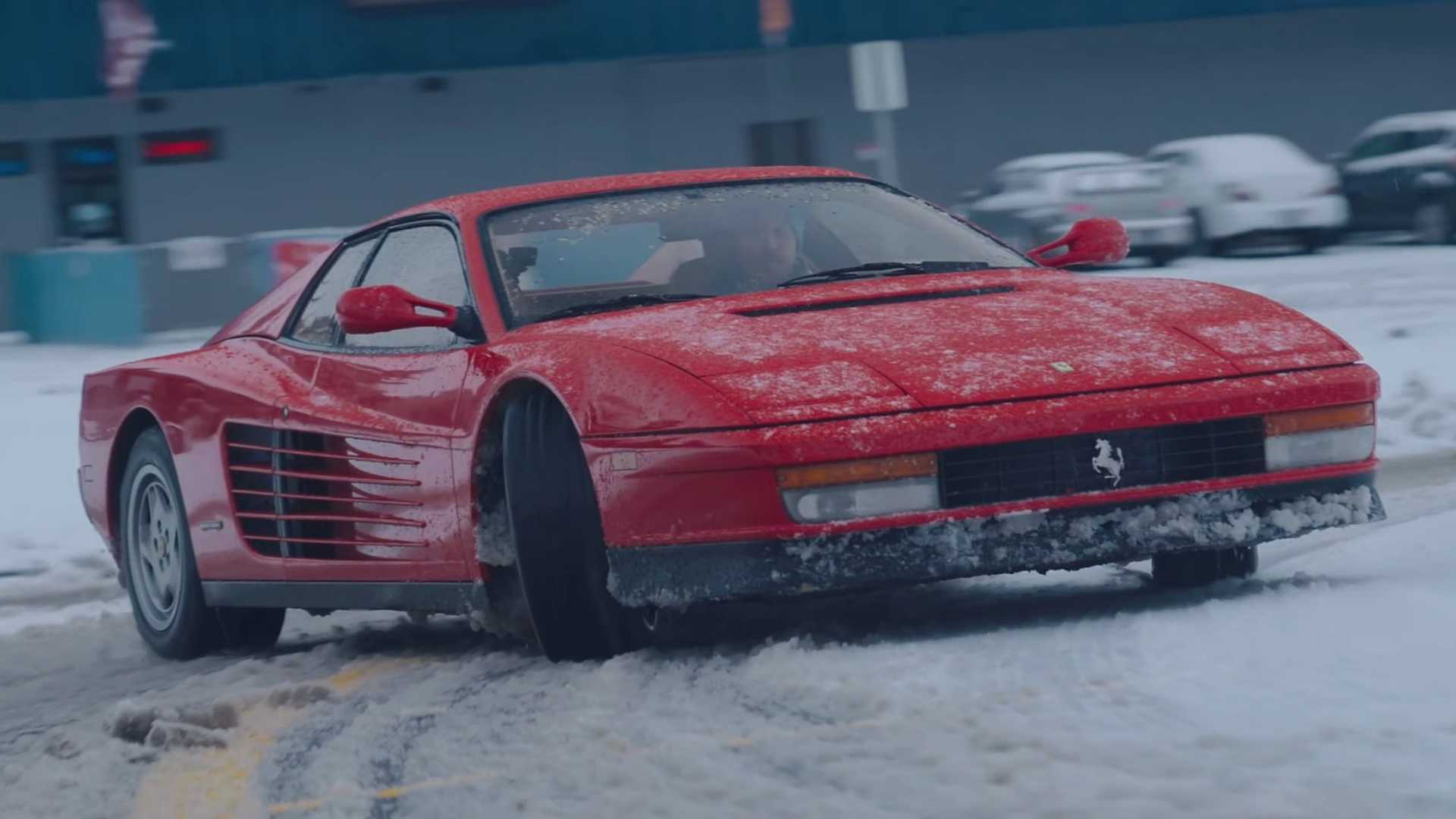Mira un Ferrari Testarossa deslizarse sobre una carretera nevada