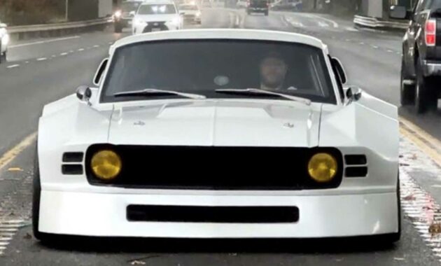 Mustang de 1967 con motor central de fuselaje ancho hecho de autos de película destrozados