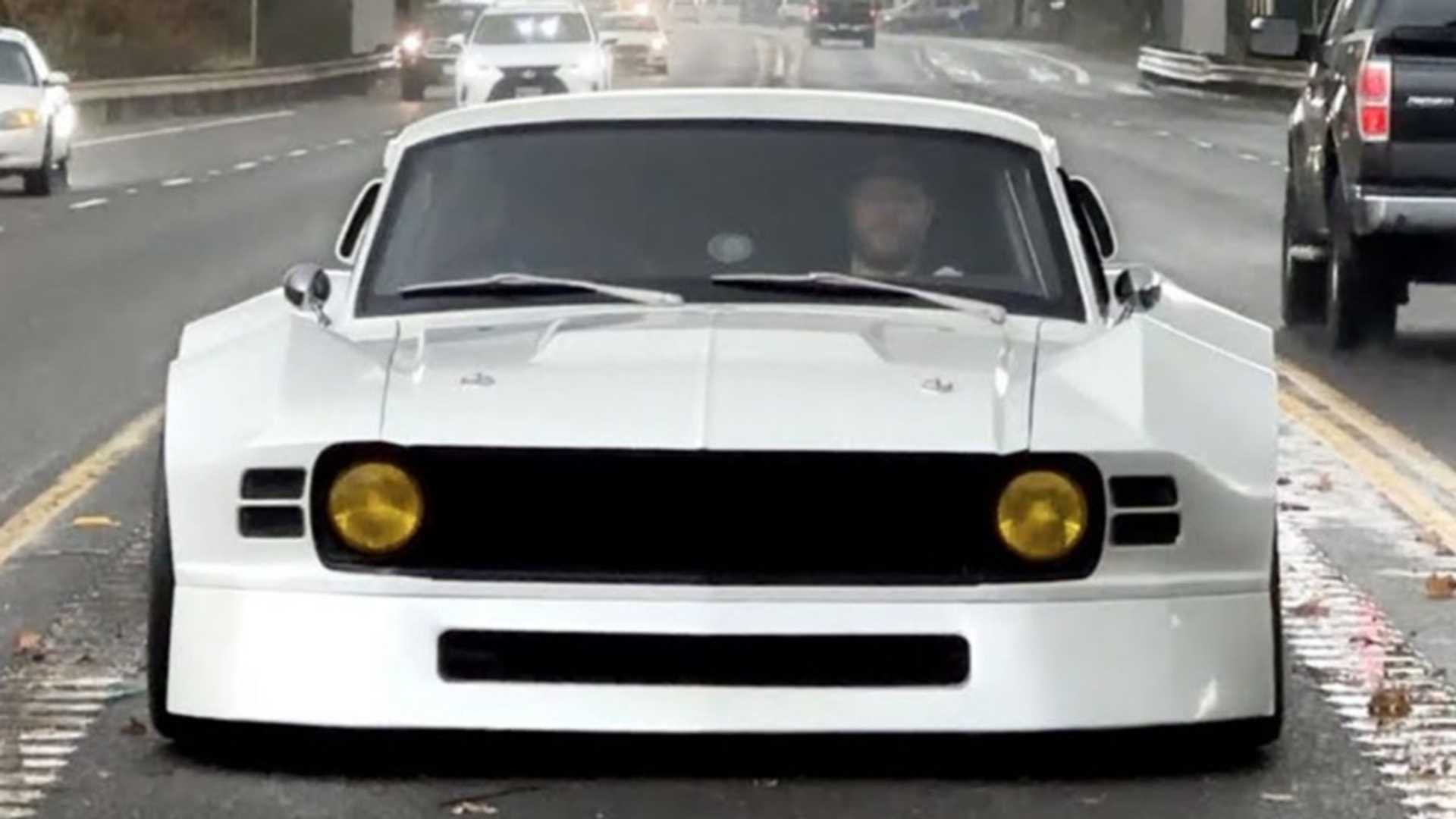 Mustang de 1967 con motor central de fuselaje ancho hecho de autos de película destrozados