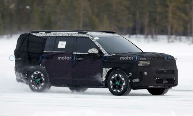 New Hyundai Santa Fe Spies Winter Testing With Heavy Camo
