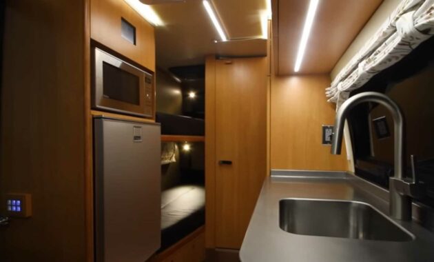 Paquete de conversión Sprinter RV Litera y baño en furgoneta larga estándar