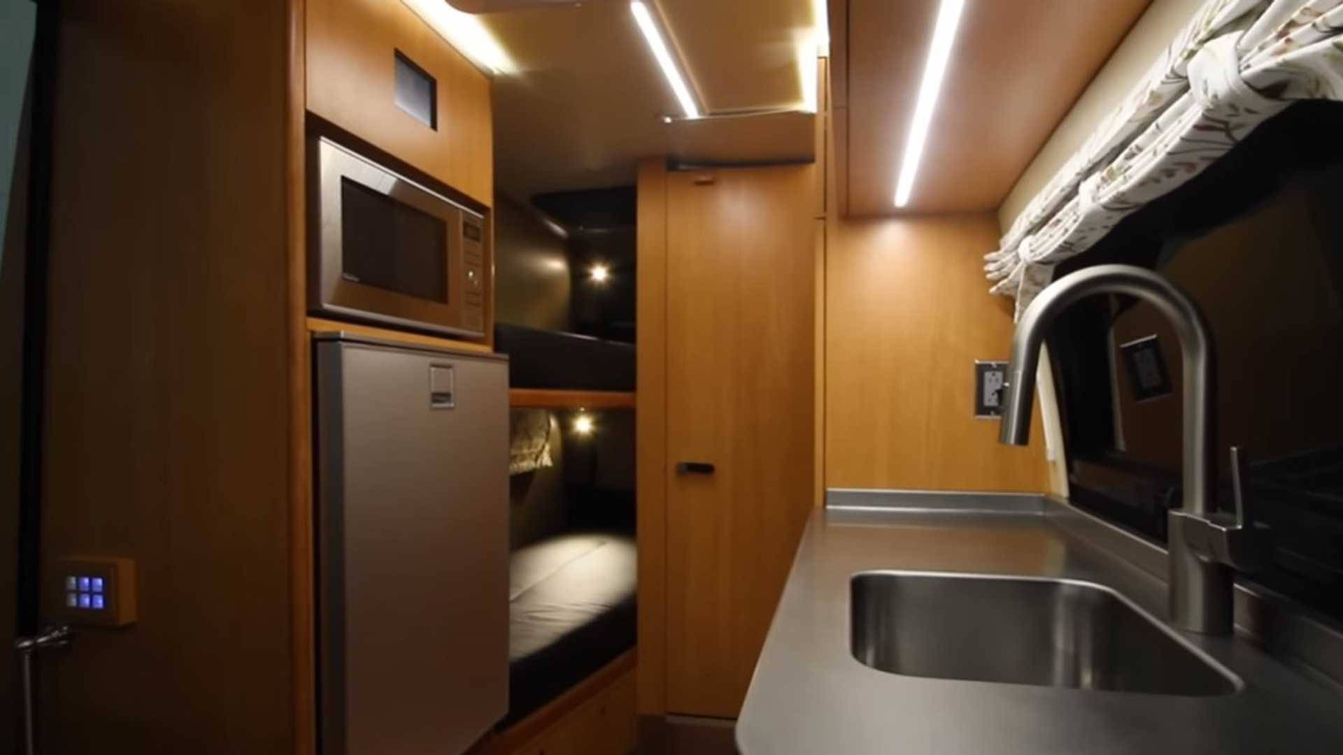 Paquete de conversión Sprinter RV Litera y baño en furgoneta larga estándar