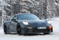 Porsche 911 ST espiando a la nevada Suecia