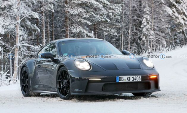 Porsche 911 ST espiando a la nevada Suecia