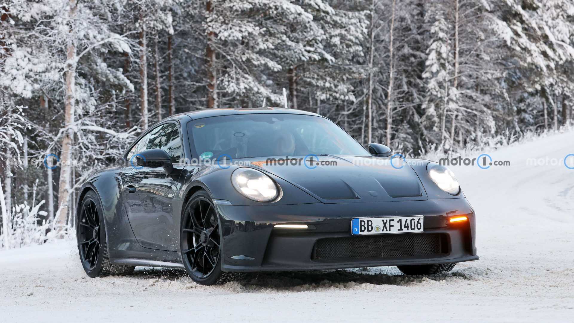Porsche 911 ST espiando a la nevada Suecia