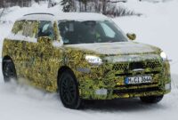 Pruebas de invierno espiadas del Mini Countryman de próxima generación y cubiertas de camuflaje