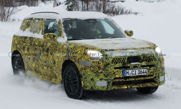Pruebas de invierno espiadas del Mini Countryman de próxima generación y cubiertas de camuflaje