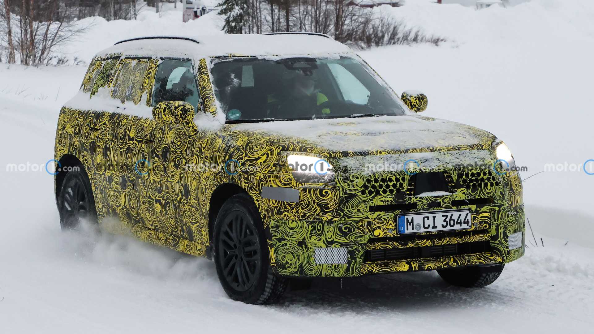 Pruebas de invierno espiadas del Mini Countryman de próxima generación y cubiertas de camuflaje