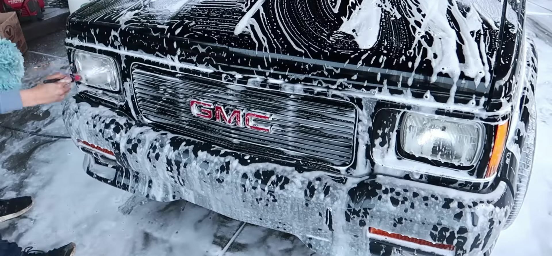 See how the pick-up that Ferrari had for breakfast and Lamborghini had for lunch recovers its splendor