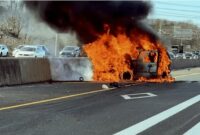 Shocking moment when a woman is rescued from a burning car on a highway in New York (+Video)