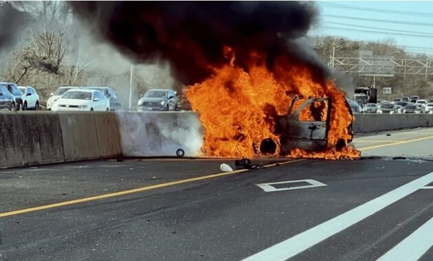 Shocking moment when a woman is rescued from a burning car on a highway in New York (+Video)