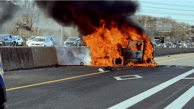 Shocking moment when a woman is rescued from a burning car on a highway in New York (+Video)